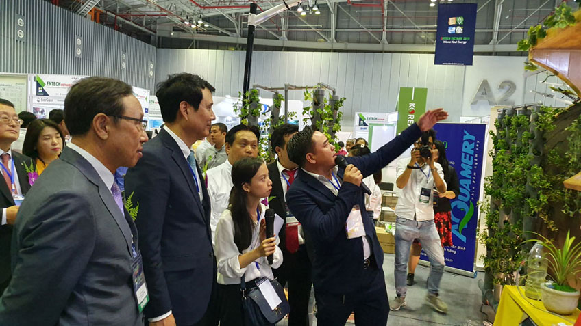 Ông Trần Văn An, GĐ Công ty CP Giải Pháp Năng Lượng Smart giới thiệu giải pháp sống xanh, sạch cho hộ gia đình.
